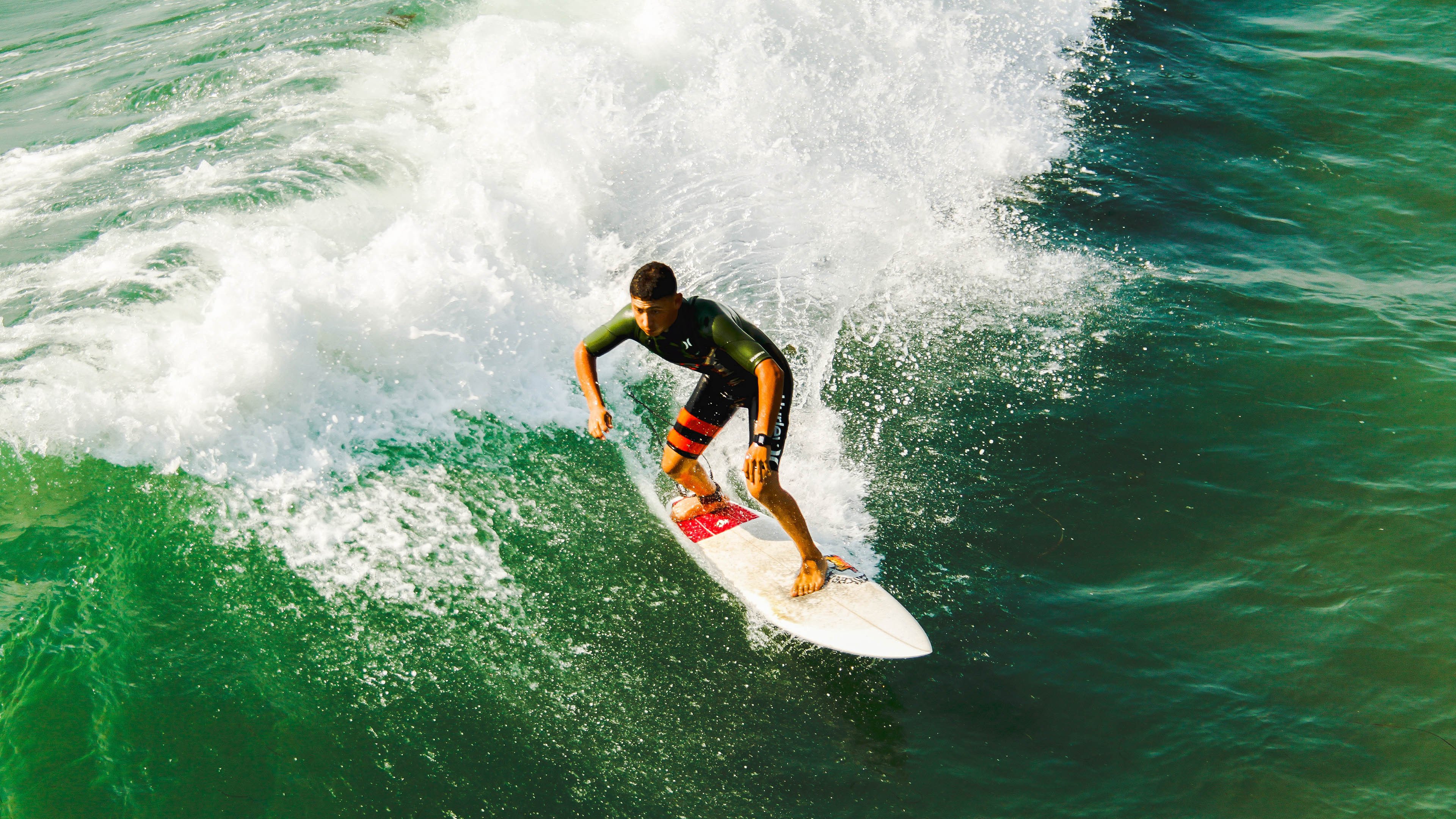 爱游戏app下载-英超终极对决：激烈比拼引爆现场气氛，英超中场